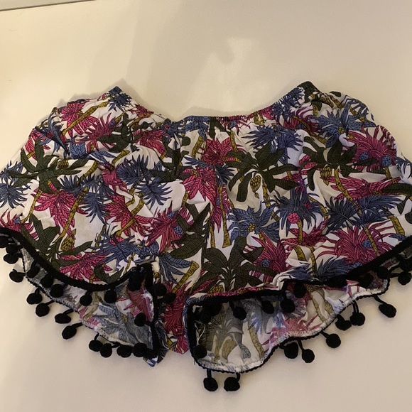 3 Shorts - Picture 2 of 7